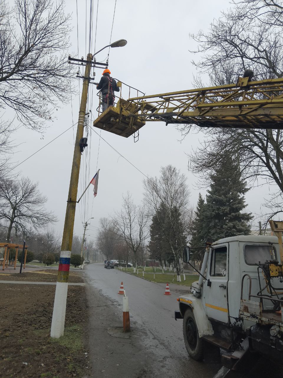 В Нижнесерогозском муниципальном округе продолжаются работы по восстановлению уличного освещения.  Работниками МКУ "Возрождение" за прошедший месяц частично восстановлено освещение в пгт. Нижние Серогозы по улицам Мира, Садовая и Петровского, а также на перекрестке улицы Ленина, Садовая. Произведена замена 28 светоточек.  В селе Донцово работы проведены на улицах Терешковой, Титова и Степная. В селе Первопокровка обновлено освещение на улицах Матросова, Мира, Таврическая и Юрия Бугаенко. Также произведена замена учётного оборудования и частично восстановлены линии уличного освещения.