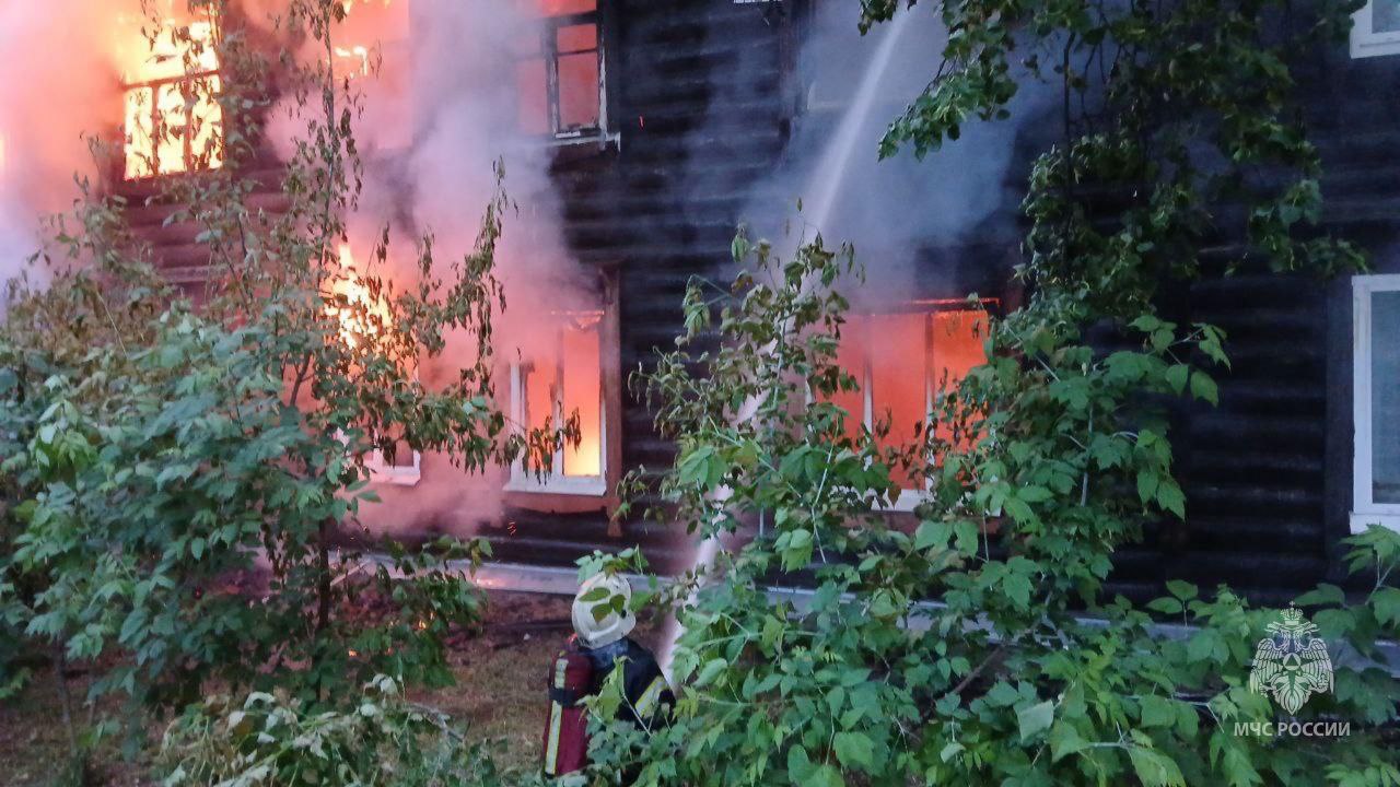 Ночью сотрудники МЧС России ликвидировали крупный пожар в Коврове Сообщение о пожаре в деревянном многоквартирном доме по адресу: г. Ковров, ул. Краснознаменная, д.10 поступило в 2.29. Из дома эвакуировали 15 человек, в том числе 1 ребёнка. Погибших и пострадавших нет. Огонь на площади 500 кв. м. тушили 21 человек, было задействовано 5 единиц техники. Причина пожара устанавливается. В случае пожара незамедлительно звоните 101/112.