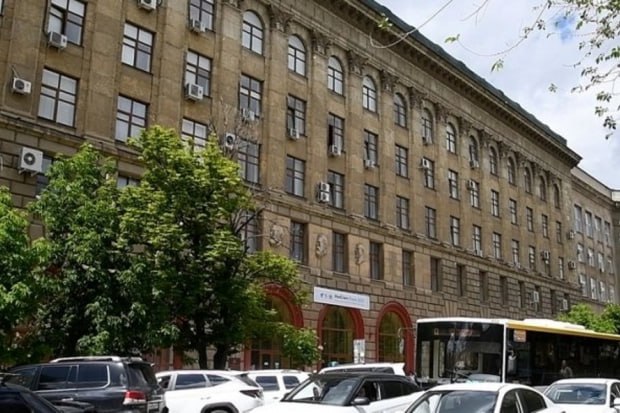 Андрей Бочаров поздравил коллектив медуниверситета с награждением орденом Почета Губернатор Волгоградской области Андрей Бочаров по телефону поздравил ректора вуза Владимира Шкарина с вручением ордена Почета Он выразил поздравления также всему руководству сотрудникам выпускникам и ветеранам университета В ходе разговора губернатор лично передал свои слова признательности президенту медуниверситета академику РАН Владимиру Петрову Указом Президента РФ коллектив волгоградского вуза был награжден орденом Почета за выдающиеся заслуги в подготовке медицинских специалистов высокого уровня и научно педагогическую работу