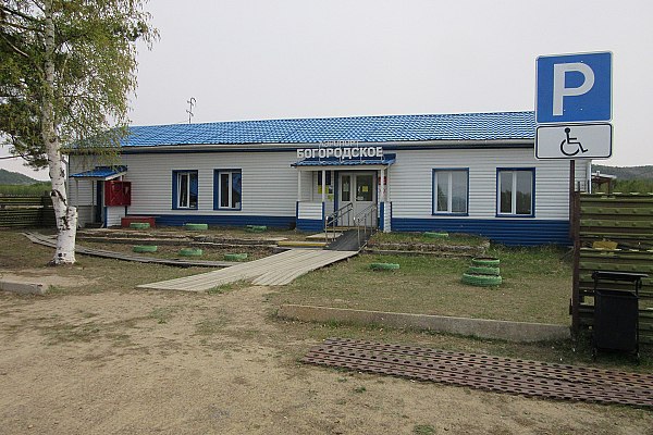 Аэропорт Богородское на Дальнем Востоке оснастят новым пассажирским терминалом Новый служебно-пассажирский терминал появится в аэропорту местных воздушных линий села Богородское Ульчского района Хабаровского края. Об этом сообщает AVIA.RU со ссылкой на данные пресс-службы Росавиации. Как отмечается в сообщении ведомства, это будет одноэтажное быстровозводимое каркасное здание площадью 540 м2 длина — 36 м, ширина – 15 м . Терминал будет отвечать современным требованиям к обслуживанию маломобильных граждан; в нем появится комната матери и ребенка, санузел с душевой. Пропускная способность аэровокзала составит 35 пассажиров в час — в 2,7 раз больше, чем у действующего служебно-пассажирского здания постройки 1957 года. Как ожидается, первых пассажиров новый терминал примет в начале 2027 года. aviaru.net/n283460