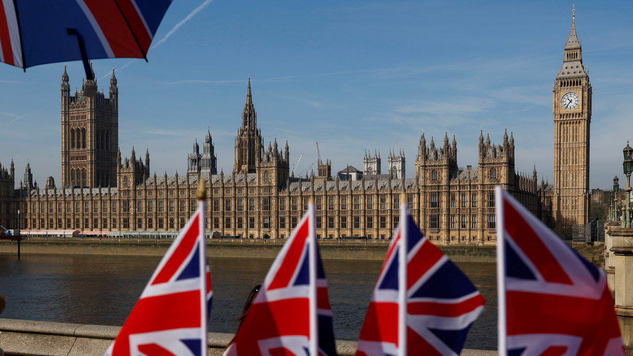 В Британии запретили протесты у домов чиновников и депутатов Лица занимающие государственные должности включая членов парламента членов Палаты лордов и чиновников местных органов власти будут лучше защищены от преследований и запугивания в соответствии с новым законом ограничивающим проведение акций протеста возле их домов говорится в сообщении МВД Великобритании Как сообщается полиция получит расширенные полномочия по пресечению таких акций