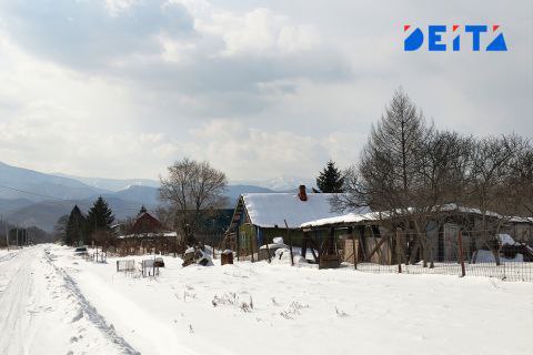 Населённый пункт в Приморье остаётся без отопления на зиму из-за аварийного состояния котельной  Населённый пункт в Приморье остаётся без отопления на зиму из-за аварийного состояния котельной Котельная села Буссевка Спасского района Приморья находится в аварийном состоянии, населённый пункт останется без отопления в преддверии зимы.  Крик души местные жители распространяют в социальных сетях, так как обращения в местную администрацию, по их словам, пока результата не дали. Как видно на любительских видеозаписях со смартфона, само здание котельной находится в аварийном состоянии: плита перекрытия в тамбуре может обрушиться на кочегаров в любой момент. Она уже прогнулась, держась на металлической балке-подпорке, на которой уже расходится сварочный шов. Кирпичная кладка здания тоже разрушается.  По словам одного из кочегаров, комиссия по охране труда заявила, что такие условия действительно опасны для жизни, бригада котельной имеет право отказаться от работы. 2 ноября кочегары приостанавливают свою деятельность.  В селе находятся школа, детский сад, почта, многоквартирные дома, которые не будут отапливаться, а в Приморье во многих районах уже бьют заморозки по ночам. Жители села не понимают, как котельную вообще приняли к отопительному сезону. Сельчане утверждают, что в акте прокуратуры, представитель которой осматривал объект, его аварийное состояние не было отображено. Чиновники из администрации никаких ответов не дают