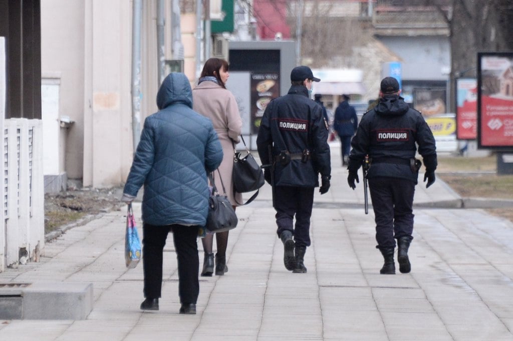 В Екатеринбурге задержали восьмиклассницу с мефедроном.  По данным Е1, 4 декабря на улице Онуфриева полиция задержала 14-летнюю школьницу из Первоуральска с 11 свертками наркотика. Девочка воспитывается только мамой и пыталась «быстро заработать».   Возбуждено дело за сбыт в крупном размере, наказание по этой статье — до 20 лет лишения свободы.   Фото: Областная газета   Подписаться   Новости Екатеринбурга