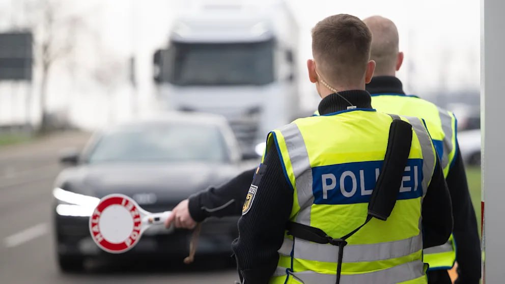 Для борьбы с нелегальной миграцией Германия продлевает пограничный контроль до осени Министр внутренних дел Германии Александр Добриндт как узнал BILD продлит временный контроль на внутренних сухопутных границах Германии ещё на полгода Ранее его планировалось отменить 15 марта Цель пограничного контроля защита безопасности и порядка а также дальнейшее сдерживание нелегальной миграции Добриндт заявил BILD Мы продлеваем пограничный контроль на границах с нашими соседними странами Пограничный контроль это элемент нашей реорганизации миграционной политики в Германии Для путешественников пассажиров и грузоперевозчиков это решение означает что возможны выборочные проверки и задержки на пограничных переходах как минимум до сентября 2026 года Тот кто пересекает границу Германии всегда должен иметь при себе удостоверение личности С момента введения пограничного контроля в сентябре 2024 года полиция Германии в ходе проверок на границах зарегистрировала 67 918 незаконных въезда 46 426 человек были немедленно возвращены или выдворены BILD Russian