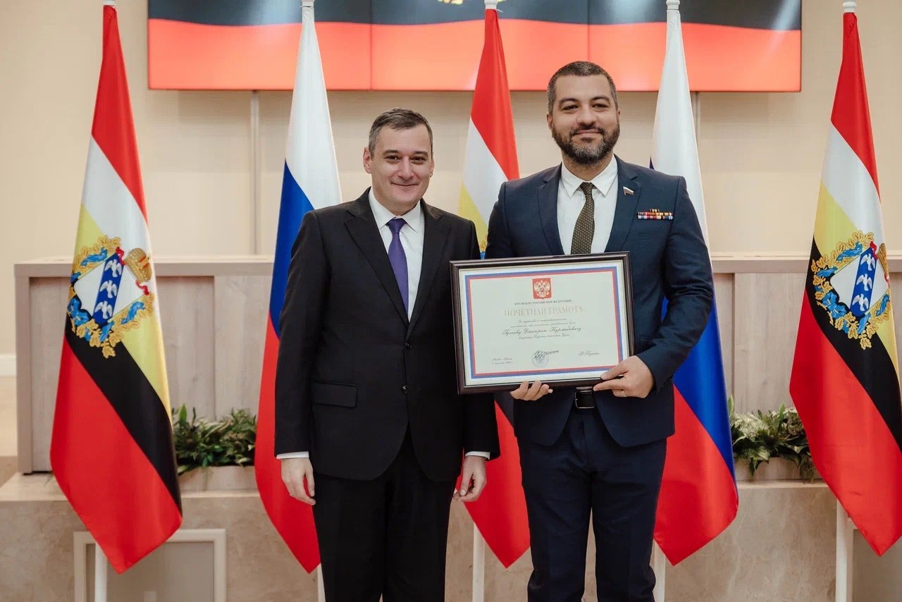 Курский депутат попросил Минюст и Минкульт проверить Дмитрия Нагиева после слов о фильмах про войну Депутат Курской областной Думы Дмитрий Гулиев направил обращения в Минюст и Минкульт России с просьбой рассмотреть вопрос о признании актёра и телеведущего Дмитрия Нагиева иностранным агентом Поводом стали высказывания артиста на премьере фильма Ёлки 12 где он по словам депутата говорил об усталости от картин про войну и связывал интерес к новогодней ленте с темой мирной и счастливой жизни Я не понимаю как такие персонажи попадают на большой экран ничем не помогает стране сбежал как маленький ребёнок от проблем и ответственности и гавкает что то с умным видом Направил запросы в Минюст с просьбой признать этого уставшего деятеля иноагентом и в Минкульт чтобы не допускали мученика к фильмам с государственным финансированием высказался он Дмитрий Гулиев также заявил что к нему обращаются жители Курской области возмущённые словами артиста По утверждению депутата актёр много времени проводит за границей и как он считает публично не выражал поддержку СВО Кроме того парламентарий напомнил о публикациях Нагиева в 2022 году и выразил мнение что тот уже заработал себе статус иностранного агента Курская Telega Прислать новость