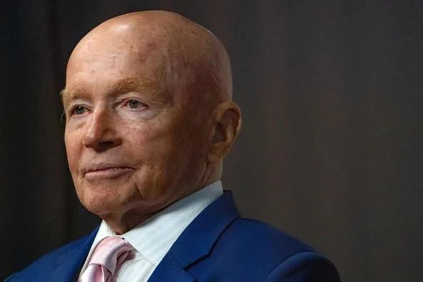 Умер американский инвестор Марк Мобиус Он скончался 15 апреля в возрасте 89 лет Сообщение об этом опубликовано на его странице в LinkedIn Марк Мобиус сооснователь и управляющий компании Mobius Capital Partners Он был известен как эксперт в области инвестиций на рынках Африки Азии Восточной Европы и Латинской Америки В 2009 году он предсказал начало финансового кризиса в Азии и скупал акции российских компаний после кризиса 1998 года Фото Anthony Kwan Bloomberg via Getty Images  Канал РБК в MAX  Приложение РБК для iOS и Android