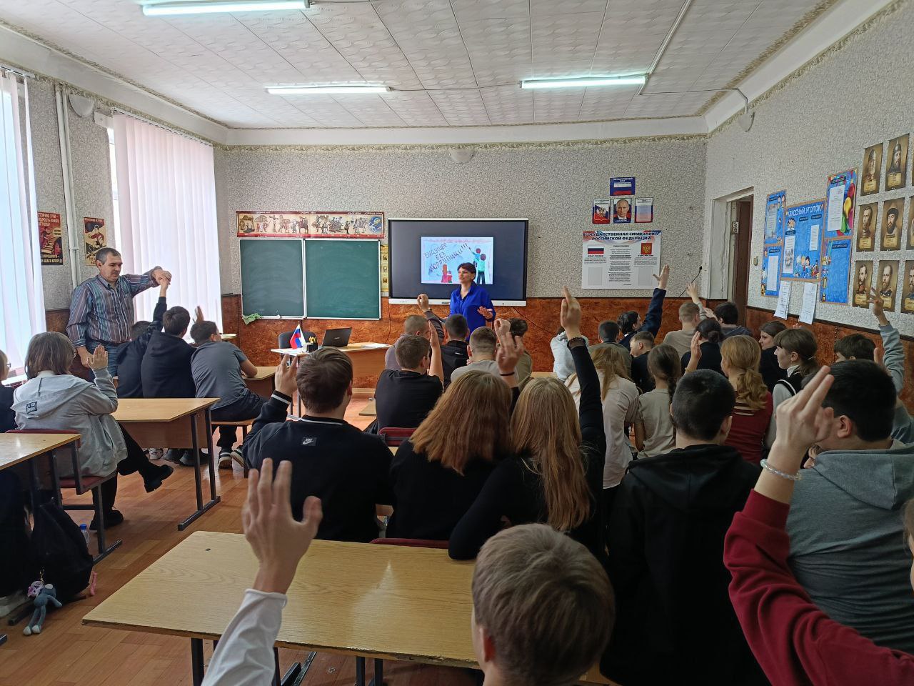 Сотрудниками МБУ КМЦ была проведена лекция для подростков посвященная Международному дню борьбы с коррупцией на которой ребята открыли для себя много нового Дети узнали что такое коррупция на самом деле это не только взятки чиновникам но и любые злоупотребления служебным положением ради личной выгоды Это может быть несправедливое распределение ресурсов подкуп на экзаменах или даже просто использование служебного положения для получения каких то льгот Коррупция вредит всем Она тормозит развитие экономики делает образование и медицину менее доступными разрушает доверие между людьми и государством Когда кто то получает преимущество не благодаря своим знаниям и труду а благодаря связям или деньгам это несправедливо по отношению ко всем остальным Лекция показала что борьба с коррупцией это не только задача взрослых и правоохранительных органов Это наша общая ответственность Подростки могут стать настоящими агентами перемен если будут осознанными активными и неравнодушными