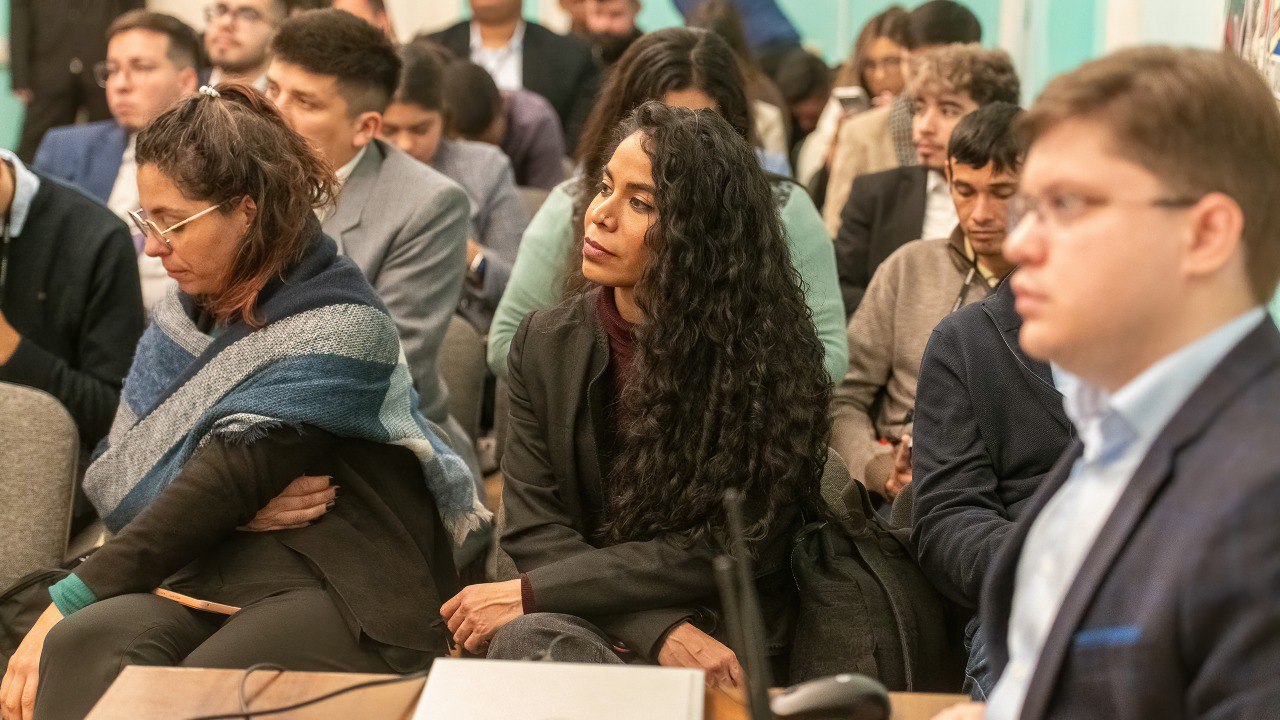 Заместитель директора ИСКРАН к полит н Евсеенко А С принял участие в работе круглого стола организованного на базе Института Латинской Америки РАН в рамках молодёжных форумов Россия Латинская Америка и Россия Венесуэла В мероприятии приняли участие ведущие отечественные эксперты а также политики специалисты по международным отношениям и лидеры молодёжных организаций Венесуэлы Аргентины Мексики Гондураса Уругвая и Панамы В рамках доклада Евсеенко А С рассмотрел ключевые противоречия в российско американских отношениях препятствия на пути их нормализации и возможные последствия деградации режима контроля над вооружениями Подробнее о круглом столе в материале ИЛА РАН