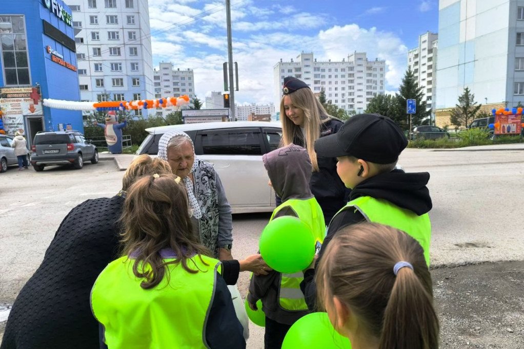 День светофора в Новосибирске  В городе Новосибирске, на одном из оживлённых пешеходных переходов юные участники - ученики школы № 86 Ленинского района совместно с фондом пропаганды безопасности дорожного движения «Новое поколение» напомнили горожанам о важности соблюдения правил дорожного движения.   Дети рассказывали пешеходам, как правильно переходить дорогу:    убедиться в безопасности,    переходить пешеходный переход только на разрешающий сигнал светофора,    быть внимательными к движению транспорта.  Важное правило - безопасность на дороге зависит от каждого!    Госавтоинспекция Новосибирской области