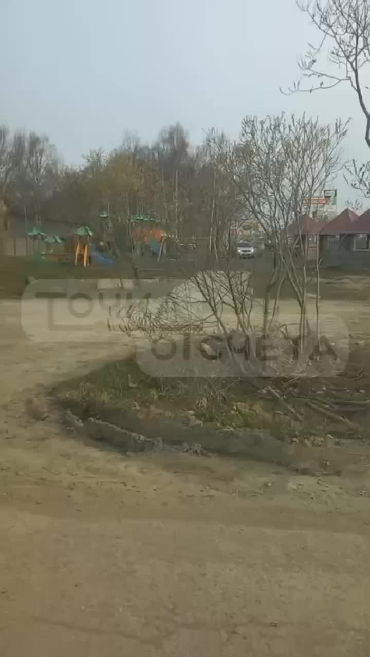 Автомобилисты объезжают пробки через детскую площадку в Южно-Сахалинске