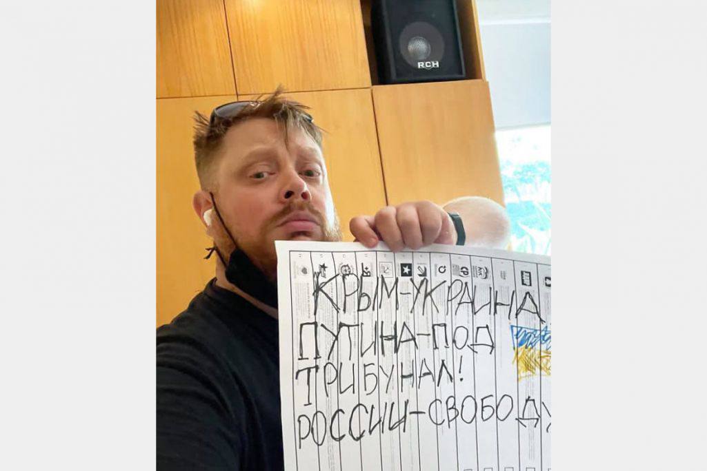 Из Венесуэлы депортируют россиянина, которого на родине обвиняют в госизмене По словам Леонида Закамалдина, «на суд беспрецедентно давили со стороны России». Закамалдин был задержан год назад в аэропорту Каракаса, столицы Венесуэлы, по запросу российской прокуратуры. С тех пор он находился под стражей. Накануне же местный суд принял решение о депортации россиянина. «Судьи и чиновники видят, что это противоречит Конституции Венесуэлы, подписанным ею конвенциям, и просто в шоке от этого решения. Они в беседах с моим адвокатом говорят, что им стыдно», — цитирует Закамалдина правозащитный проект «ОВД-Инфо». Адвокат россиянина уже подал апелляцию на решение о депортации и объявил, что будет требовать предоставления политического убежища своему подзащитному. Сам Закамалдин опасается, что его вышлют в Россию до рассмотрения жалобы. Леонид Закамалдин — житель Челябинска, в 2014 году уехавший в Украину из-за несогласия с аннексией Крыма. Однако после начала «СВО» Украина отменила ВНЖ Леонида, заморозила его счета и арестовала недвижимость. Тогда мужчина отправился в Венесуэлу — он надеялся получить паспорт этой страны. Уже на месте выяснилось, что в России Закамалдина обвинили в «призывах к экстремизму» из-за антивоенных постов. В 2025 году на него завели еще и дело о госизмене.