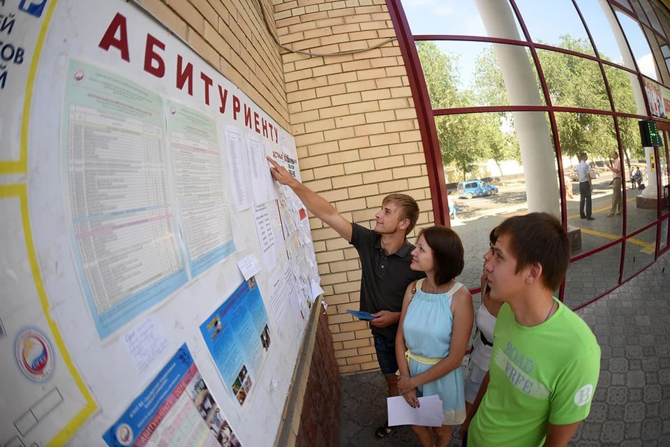 Все больше ветеранов СВО и их детей поступает в вузы Самары  По итогам зачисления по отдельной квоте в Самарский государственный экономический университет поступил 21 человек. По сравнению с прошлым годом этот показатель изменился на 40% - тогда было зачислено 15 человек. Вуз ежегодно фиксирует устойчивый рост заявлений от такой категории абитуриентов не только по отдельной квоте и в рамках региональных мер поддержки, но и на общих основаниях, и с радостью откликается на эту потребность.   Университет стал одним из первых в регионе, кто подписал соглашение о сотрудничестве с Самарским филиалом Государственного фонда поддержки участников СВО «Защитники Отечества». На его базе оказывается комплексная поддержка участникам боевых действий и их семьям от юридических консультаций до адаптационной помощи и индивидуального сопровождения в учебном процессе.  - Мы видим, что абитуриенты, относящиеся к льготным категориям, выбирают наш вуз не только за высокий уровень образования, но и за уважительное отношение и реальные меры поддержки. Наша задача - создать для них максимально комфортные и устойчивые условия обучения,  - отметила и.о. ректора СГЭУ Елена Кандрашина.