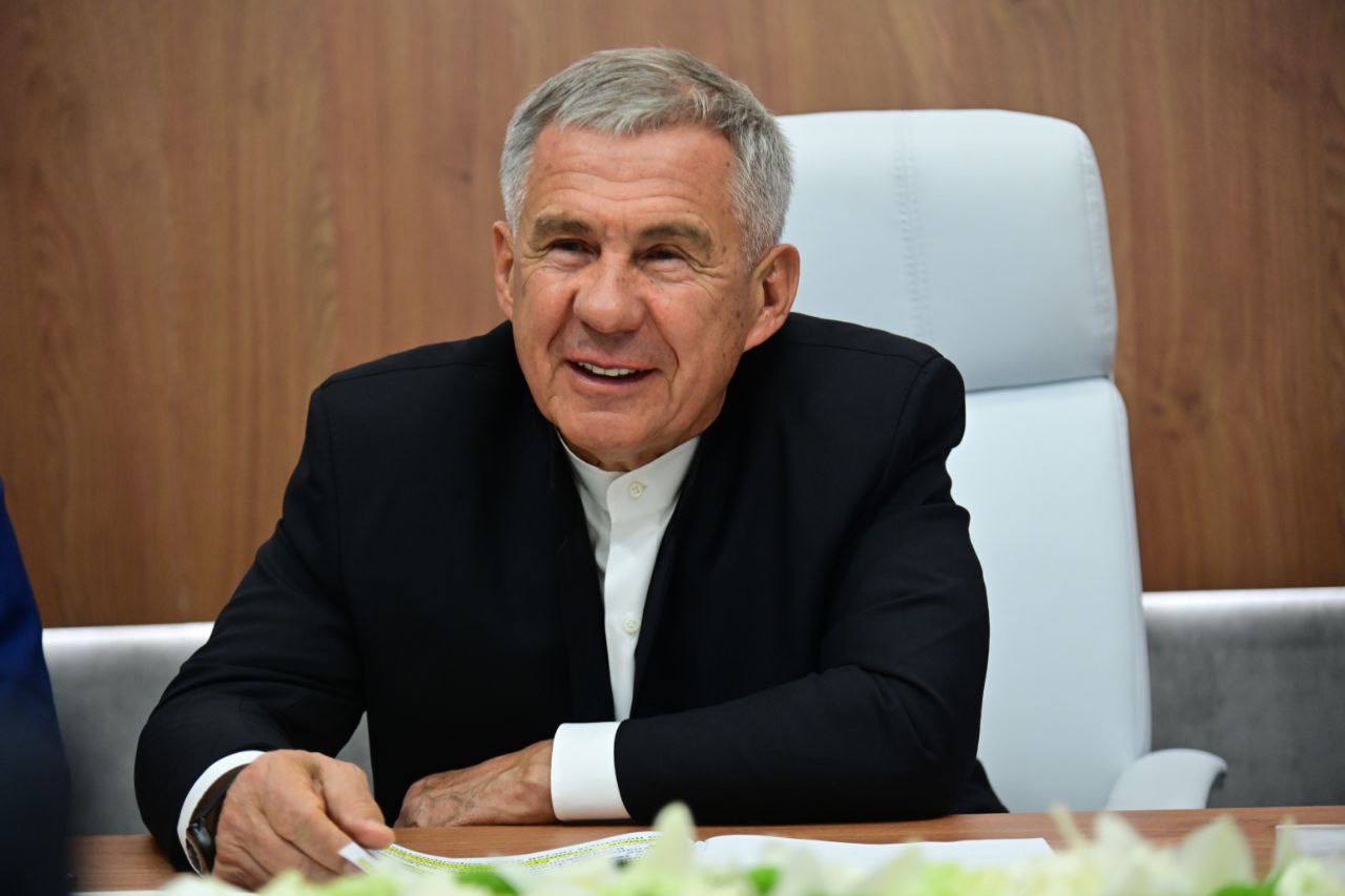 Минниханов на ПМЭФ: в Татарстане уделяется большое внимание объектам культурного наследия Тысячелетие Казани стало «отправной точкой» для улучшения региона, заявил раис Татарстана Рустам Минниханов на 28-м Петербургском международном экономическом форуме, который проходит с 18 по 21 июня. По его словам, республика традиционно уделяет большое внимание сохранению и развитию историко-культурного наследия: Огромный объем работ по сохранению, восстановлению и реставрации объектов историко-культурного наследия был проделан фондом «Возрождение» под руководством первого президента Татарстана Минтимера Шаймиева. Благодаря этому сегодня в республике 4 объекта включены в список всемирного наследия ЮНЕСКО. Минниханов также добавил, что за последние 10 лет была проведена серьёзная работа по 450 объектам, улучшили парки и скверы, а также продуман стандарт каким должен быть двор по программе «Наш двор». KazanFirst в бот