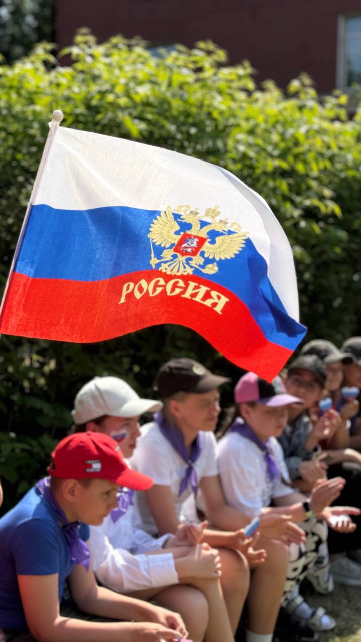 Сотрудники следственного управления поздравили воспитанников детского лагеря с Днём России В честь празднования Дня России сотрудники следственного управления навестили воспитанников лагеря дневного пребывания «Юннат» и приняли участие в концерте, посвященном государственному празднику. Помощник руководителя следственного управления по общественно-политической работе Антипова Екатерина исполнила песню «Россия – это мы». Патриотическая композиция вызвала живой отклик у всех зрителей и создала атмосферу единения и гордости за свою страну. С творческими тематическими номерами выступали также дети из всех отрядов лагеря. Мероприятие подарило ребятам яркие впечатления и способствовало формированию чувства патриотизма и единения. С Днём России