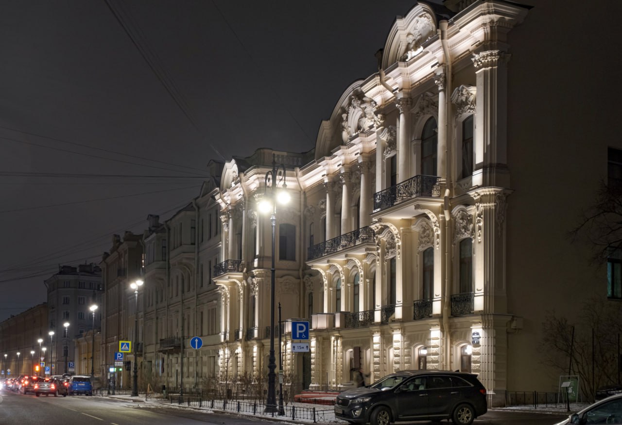 Фасад дома Е.М. Бутурлиной засиял с новой подсветкой  Здание на улице Чайковского, 10 украсили 80 светильников и прожекторов с различными видами оптики. Они акцентируют внимание на каждом элементе декора, подчеркивая уникальную архитектуру дома. При этом оборудование не нарушает целостность фасада  Фото: Администрация Санкт-Петербурга