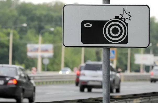 На трассе «Кавказ» вблизи Пятигорска установили новую камеру.  Автоматизированный комплекс фиксации нарушений заработал на 6-м километре федеральной автодороги «Кавказ», «Обход города Пятигорска».  Камера автоматически будет фиксировать скорость и факт использования ремней безопасности, сообщили в Госавтоинспекции Ставрополья.