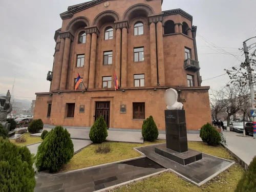 Заявление министерства внутренних дел Республики Армения Министерство внутренних дел Республики Армения опубликовало сообщение для граждан РА находящихся на территории Объединенных Арабских Эмиратов с целью проживания Граждане Республики Армения находящиеся на территории Объединенных Арабских Эмиратов с целью проживания имеют право на свободное передвижение по территории данного государства при наличии национального водительского удостоверения В случае проживания лицо подающее заявление на обмен водительского удостоверения освобождается от прохождения соответствующих теоретических и практических экзаменов говорится в сообщении alphanewsam Подписка на Alpha News ВК Дзен Сайт TikTok Facebook Instagram YouTube X twitter