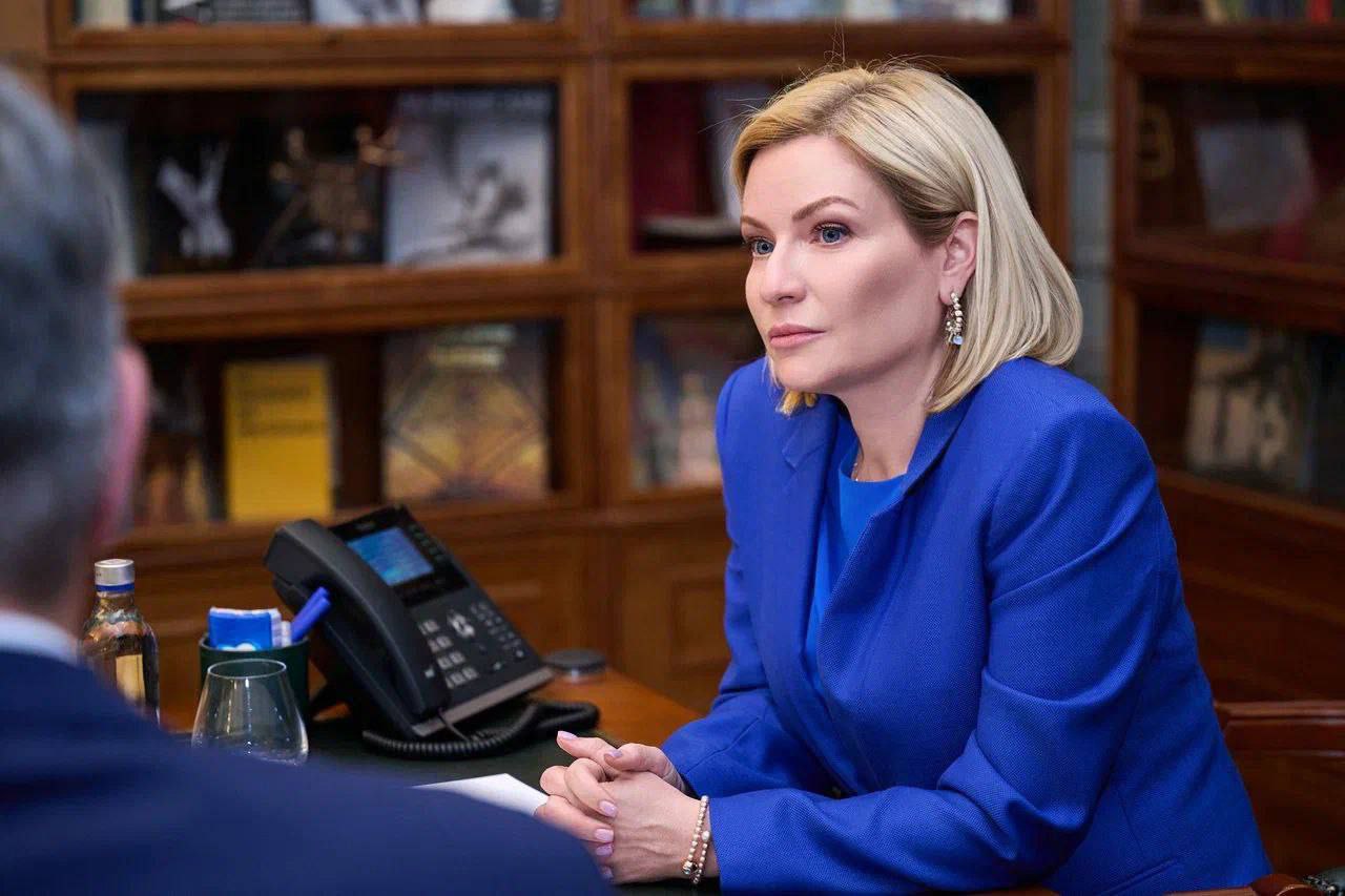 Министр культуры России Ольга Любимова поддержала обновление исторических и культурных объектов в Кяхте. Федерация обратила пристальное внимание на далекий, но исторически уникальный город в Бурятии. Это стало предметом обсуждения на встрече главы республики Алексея Цыденова и министра культуры России. Один из самых важных объектов для Кяхты – новый дом культуры. Сейчас дети там учатся в деревянном доме, которому почти два века. Проект нового ДК готов, нужно на него 755 млн руб. В процессе строительства уже Собор Троицы – один из памятников русской архитектуры начала 19 века. Здание частично сгорело во время пожара, а затем несколько десятилетий стояло заброшенным. В 90-х приход начал восстанавливать его своими силами, но средств не хватало. Сейчас Собор возрождают. В планах вернуть исторический вид и другой святыне, но уже буддизма – Анинскому дацану. Ему присвоен статус объекта культурного наследия регионального значения. Само здание начали постепенно восстанавливать в 90-х, но капитального ремонта там не было. Правительство Бурятии уже заручилось поддержкой вице-премьеров, чтобы восстановить дацан. Сейчас проект ожидает финансирования. Также на встрече с министром культуры Алексей Цыденов обсудил модернизацию КТЦ «Феникс» при Восточно-Сибирском институте культуры. «Министр поддерживает. Будем наращивать темп, чтобы наши памятники, школы и театры радовали людей!» – сообщил глава Бурятии.