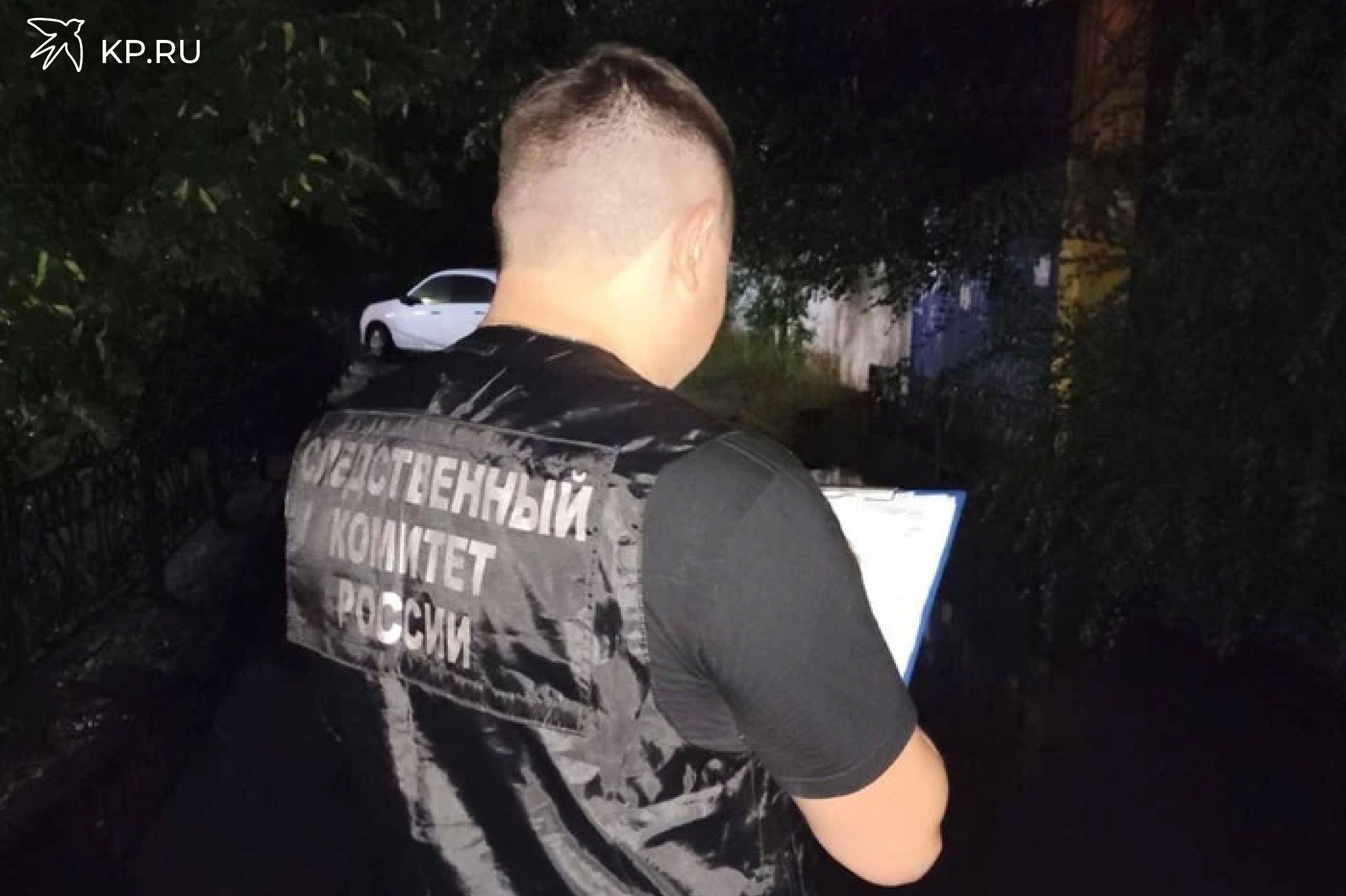 В воронежской Россоши ранее судимый мужчина до смерти избил незнакомца Вчера, 27 июля, на улице Пролетарской в городе Россошь нашли тело 41-летнего местного жителя с признаками насильственной смерти. Об этом сообщает пресс-служба СУ СК РФ по Воронежской области. В соответствии с ч. 4 ст. 111 УК РФ умышленное причинение тяжкого вреда здоровью, опасного для жизни человека, с применением предметов, используемых в качестве оружия, повлекшее по неосторожности смерть потерпевшего возбуждено уголовное дело. По предварительным данным, криминальный инцидент произошел накануне ночью. Между двумя незнакомцами вспыхнула словесная перепалка, переросшая в драку. В ходе выяснения отношений злоумышленник не менее одного раза ударил оппонента предметом, имеющим острые края, по правой ноге. После этого фигурант скрылся с места происшествия, а потерпевший скончался от полученных телесных повреждений. Следователь СК в связке с полицейскими задержали ранее судимого 28-летнего жителя поселка Кантемировка. В ближайшее время подозреваемому, помещенному в СИЗО, предъявят обвинение.