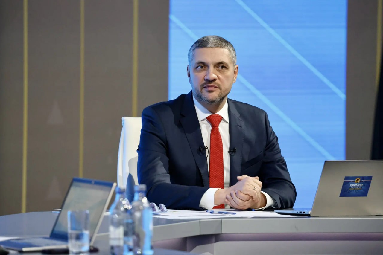 Прямой разговор 2025 Восемь мемориалов Героям СВО появится в Забайкалье в 2026 году Во время седьмого Прямого разговора с Александром Осиповым прозвучал вопрос от бойца СВО с просьбой установить в Чернышевском округе аллею памяти военнослужащих погибших во время проведения специальной военной операции Как отметил губернатор Забайкалья Александр Осипов в 2026 году создание мемориалов Героям СВО предусмотрено в восьми населенных пунктах региона Мы одни из первых начали эту работу Слушаем жителей привлекаем специалистов проводим творческие конкурсы Самые разные комплексы появляются очень пронзительные Мы обязательно будем продолжать эту работу отметил Александр Осипов Мемориалы появятся в Александровском Заводе Акше Балее Газимурском Заводе Дульдурге Улётах Хилке а также Чернышевске В 2023 2025 годах создано 11 мемориальных комплексов в центрах муниципальных образований В 2025 году намемориалы Героям СВО по президентской дальневосточной субсидии на это было выделено 78 4 млн рублей федеральных средств Кроме поселка Горный мемориалы появились в Домне в Нижнем Цасучее и в Карымском Помимо этого Аллеи Памяти появляются в различных сёлах жители этих населенных пунктов создают их с помощью механизма ТОСов   Подписывайтесь TG VK MAX