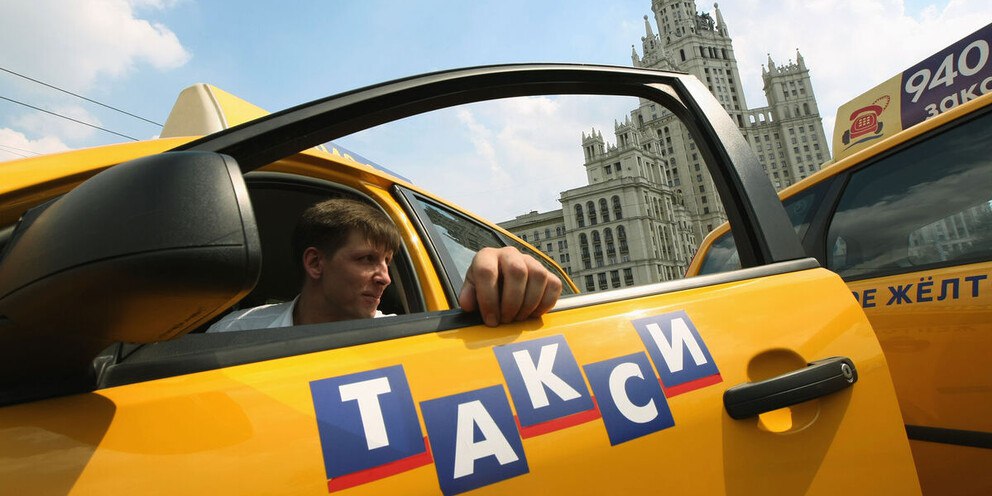 В России планируется разработка специального автомобиля для такси, аналогичные модели использовались в СССР.   Перевозчики обратились к Минпромторгу и автопроизводителям с просьбой усовершенствовать конструкцию таксомоторов. В частности, они предложили усилить рулевую рейку и подвеску, а также установить гидромеханическую автоматическую коробку передач, которая в настоящее время отсутствует в линейках российских автомобилей.