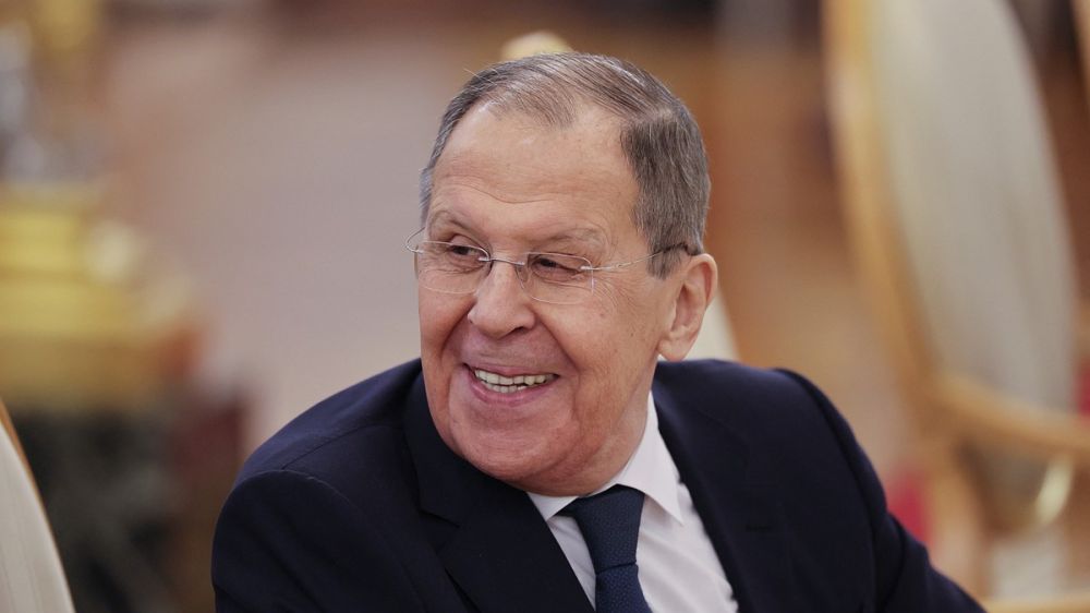 Лавров пошутил про молодых армянок: зал тут же оживился Глава МИД России Сергей Лавров во время визита в Армению выступил в Российско-Армянском университете. В ходе сессии вопросов он пошутил на тему семейного положения, вызвав оживление в аудитории. Модератор попросила участников, планирующих задать вопрос министру, представиться, назвав имя, место работы или учебы и специальность. Лавров в ответ пошутил, что семейное положение указывать не обязательно. Зал отреагировал смехом. Ректор университета Эдвард Сандоян поддержал шутку, отметив, что для симпатичных девушек этот вопрос актуален. Министр парировал, предложив вместо этого сразу называть адрес. Эта реплика снова развеселила публику. «Девочки симпатичные, семейное положение актуально, это надо сказать», – отметил Сан... Подробнее>>>