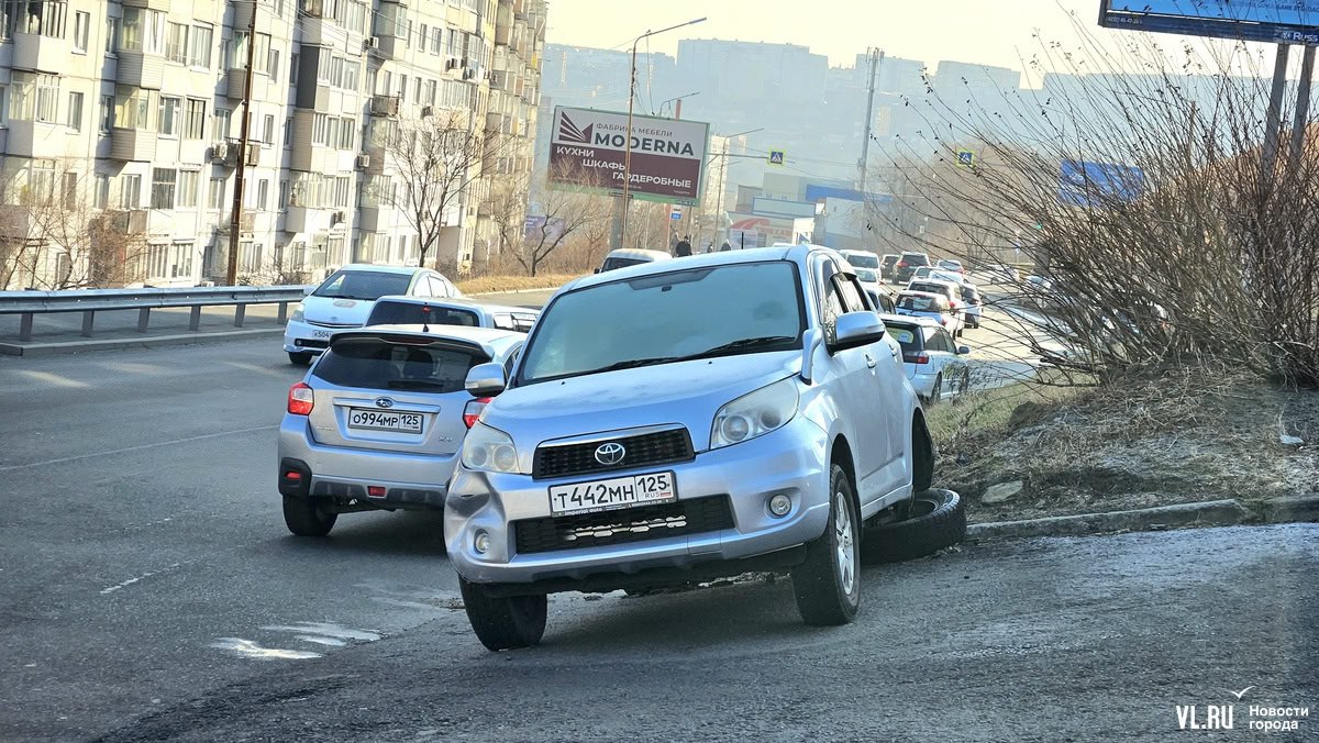 Уже несколько дней на улице Котельникова во Владивостоке посреди дороги стоит брошенный автомобиль Toyota Rush со следами ДТП. У него помяты правые двери, выбиты стёкла, заднее левое колесо оторвано и служит опорой. Машина стоит поперёк спуска от гостиницы «Гранит» и перекрывает одну полосу. Но ни хозяин, ни ГАИ до сих пор её не убрали.