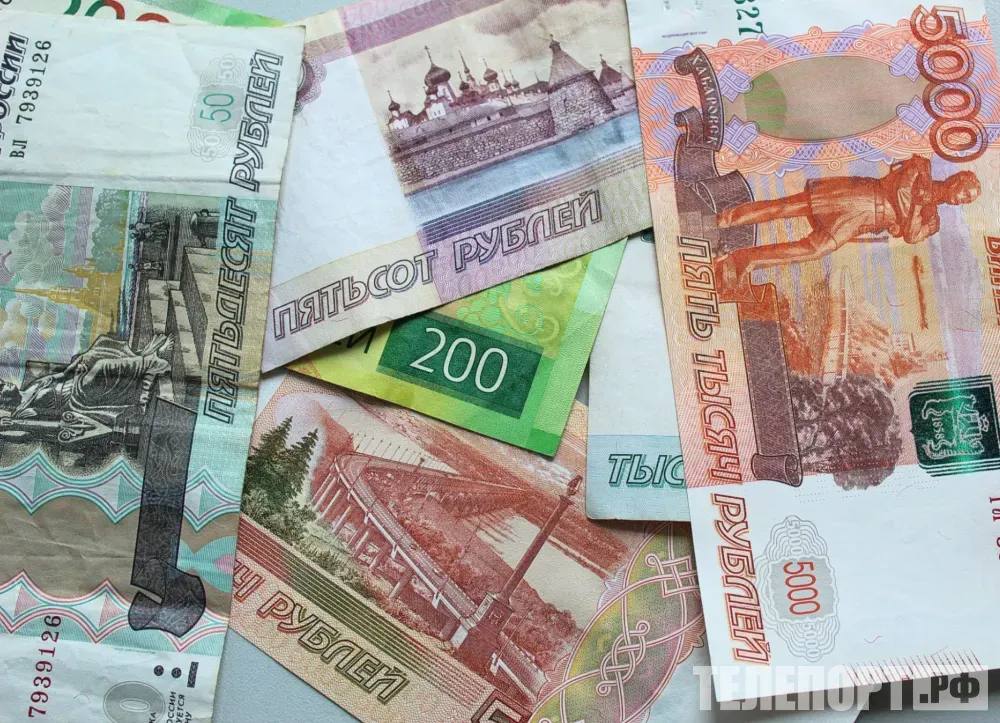 Суд обязал жительницу Шимановска вернуть маткапитал после продажи дома Женщина обязана вернуть 330 тысяч рублей Прокуратура Шимановского района проверила как соблюдаются законы при использовании средств материнского капитала Установлено что в городе Шимановске местная жительница получила материнский капитал в размере 330 тысяч рублей для приобретения жилого дома В соответствии с законодательством женщина обязана оформить приобретаемое жилье в общую собственность с супругом и детьми распределив доли в течение 6 месяцев после получения средств материнского капитала от пенсионного органа Данное обязательство было нотариально заверено После приобретения дома женщина не выполнила свои обязательства оформив право собственности исключительно на себя В дальнейшем дом был продан а полученные от продажи деньги она использовала по своему усмотрению Прокуратура Шимановского района в интересах Российской Федерации подала в суд иск о взыскании с гражданки неосновательно использованных средств материнского капитала в размере 330 тысяч рублей Средства были израсходованы в пользу Отделения фонда пенсионного и социального страхования Амурской области Суд удовлетворил иск прокуратуры и исполнение этого решения находится под контролем районной прокуратуры Однако данное решение пока не вступило в законную силу Как сообщает прокуратура Амурской области женщина может воспользоваться своим правом на получение материнского капитала даже после выполнения судебного решения ТЕЛЕПОРТ РФ здесь все об Амурской области  Мы в МАХ  Написать нам