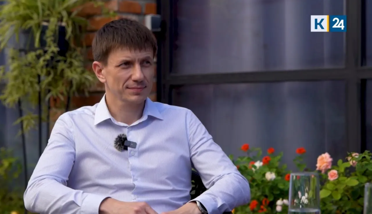 Генеральным директором медиагруппы Кубань 24 стал Павел Тычинкин Нового руководителя представила коллективу ООО Медиагруппа Кубань 24 18 мая глава департамента информационной политики Краснодарского края Галина Навазова До назначения в телерадиокомпанию Павел Тычинкин с 2020 года занимал должность заместителя руководителя департамента информационной политики Кубани и начальника управления пресс службы Краснодарского края Павел Тычинкин родился 26 января 1982 года в Краснодаре В 2003 году окончил Кубанский государственный университет получив диплом журналиста Еще в студенчестве начал работать корреспондентом на краевом телеканале тогда НТК В 2010 году получил дополнительное образование Института современных технологий и экономики по направлению Эффективный менеджер после чего стал советником главы администрации Краснодарского края по СМИ До пресс службы администрации и департамента информполитики края также возглавлял информационно аналитическое управление мэрии Краснодара пройдя путь от заместителя до руководителя Кубань 24 в МАКС