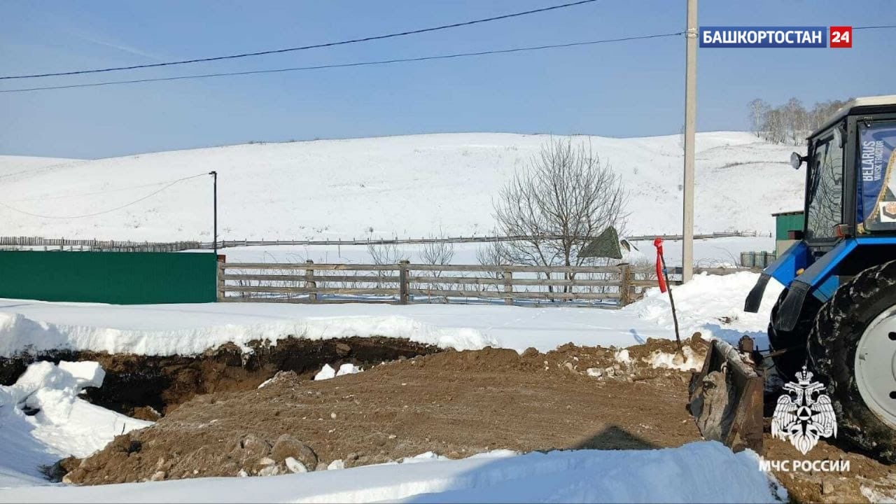 В башкирской деревне обвалилась дорога  Сегодня в деревне Арметрахимово Ишимбайского района Башкирии произошел обвал части дороги на площади 25 квадратных метров. Как рассказали в пресс-службе МЧС по РБ, администрация Петровского сельского поселения совместно с работниками асфальто-бетонного завода организовали отсыпку данного участка дороги.  "Работы завершены в течение трех часов, проезд обеспечен. Угрозы для ближайших строений нет. В результате инцидента никто не пострадал", - отметили в экстренном ведомстве.  Подписаться   Сообщить новости