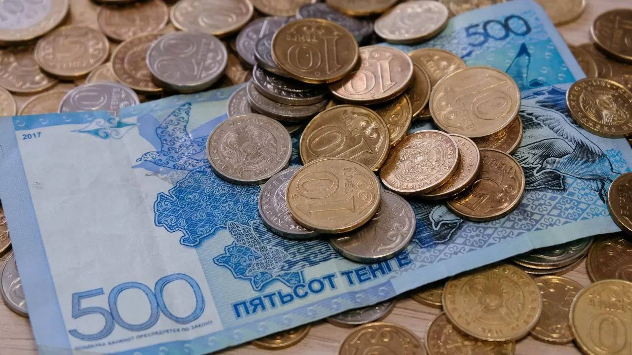 Инфляция замедлилась в ноябре до 8,4%  По данным Бюро национальной статистики рост цен в ноябре за год незначительно снизился в сравнении с октябрем  8,5% . При этом, второй месяц подряд показатель инфляции остается на уровне в 0,9%.   ⏺  Цены на платные услуги за год выросли на 13,3%  ⏺  Непродовольственные товары – на 8% ⏺  Продовольственные товары – на 5,4%   /atamekenbusiness