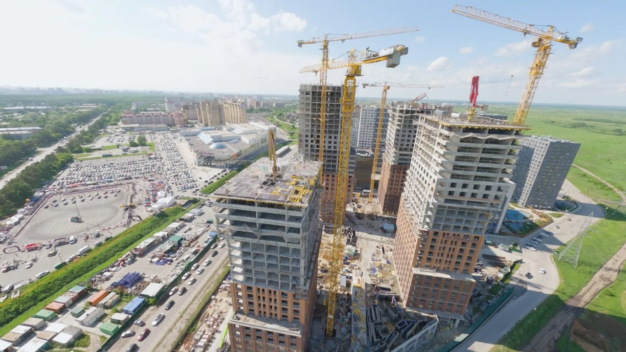 В своем послании губернатор Тюменской области Александр Моор обозначил ключевые достижения и планы по развитию региона Основное внимание уделено развитию строительной отрасли и масштабному обновлению социальной инфраструктуры Ввод жилья в Тюменской области в очередной раз превысит прошлогодний уровень Масштабное обновление социальной инфраструктуры  За год открыли или ввели в эксплуатацию после капитального ремонта пять школ в пяти разных муниципальных округах  Введены в эксплуатацию два детских сада и большой комплекс школа сад в поселке Московском  Построен новый учебно лабораторный корпус Тюменского государственного университета  До конца года начнут прием пациентов три новых поликлиники в поселке Богандинском в Тобольске и в Тюмени  Также будет открыто пять фельдшерско акушерских пунктов Регион продолжает уверенное развитие делая акцент на повышении качества жизни жителей послание2025 Подписывайся на Тюменское время Мы в MAX