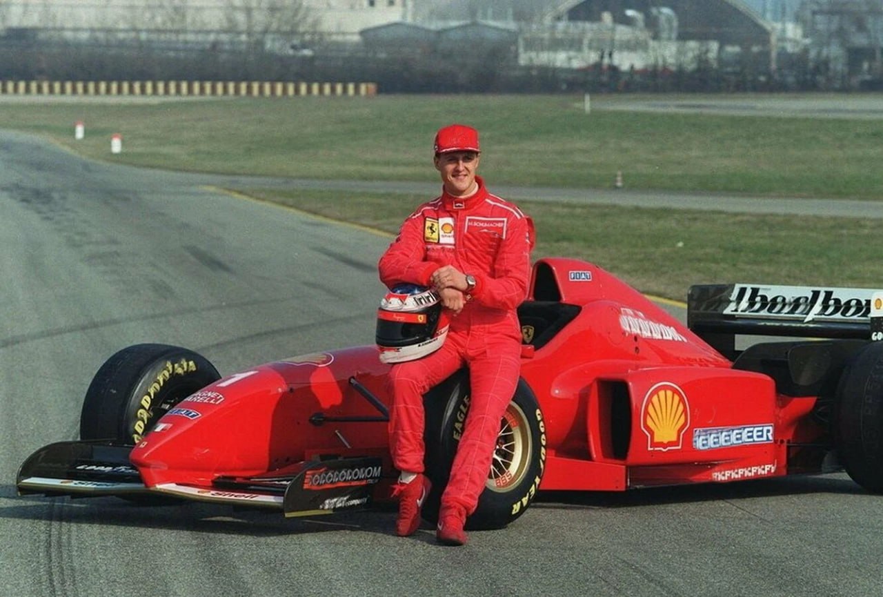 Продали Ferrari, на котором Михаэль Шумахер выиграл чемпионат мира в 2001 году. Цена составила 18,17 млн долларов, как сообщает The New York Times. Все случилось на аукционе Sotheby s. Ferrari F2001 стал пятым и последним автомобилем Шумахера в карьере. На нем он выиграл Гран-при Монако и Гран-при Венгрии, что позволило ему получить четвертый чемпионский титул. Болид стал самым дорогим автомобилем, которым управлял немецкий гонщик. Среди всех проданных машин Формулы-1 он занял четвертое место — уступил только трем Mercedes.