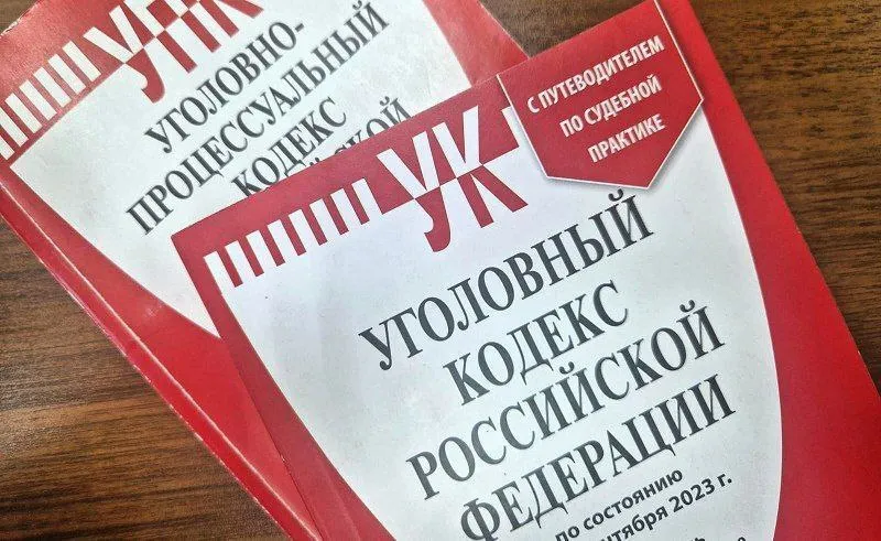 Прокуратура направила в суд уголовное дело о публичных призывах к террористической и экстремистской деятельности  Прокуратурой Херсонской области утверждено обвинительное заключение по уголовному делу в отношении 25 летнего жителя Генического округа Он обвиняется по ч 2 ст 280 ч 2 ст 205 2 УК РФ публичные призывы к осуществлению экстремистской и террористической деятельности Преступление выявлено и расследовано сотрудниками УФСБ России по Херсонской области По версии следствия в период с июля 2023 года по декабрь 2024 года обвиняемый с целью побуждения неопределённого круга лиц к экстремистской и террористической деятельности неоднократно размещал в одной из социальных сетей текстовые сообщения в которых содержались призывы к насильственным действиям в отношении группы лиц по национальному признаку а также к осуществлению терактов в отношении объектов гражданской инфраструктуры Российской Федерации Его сообщения транслировались в сети Интернет и находились в свободном доступе для неопределённого круга лиц до момента пока не были выявлены сотрудниками правоохранительных органов Уголовное дело направлено прокуратурой в Южный окружной военный суд для рассмотрения по существу Мы в MAX Наш сайт
