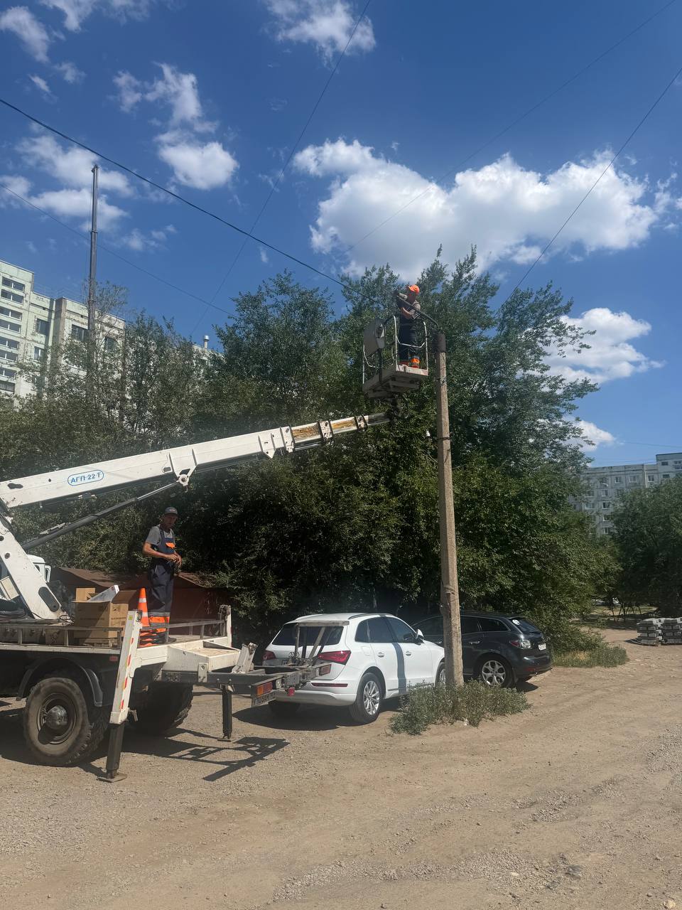 В Краснодоне продолжаются работы по благоустройству. Сотрудники МУП «Дорожно-эксплуатационное управление» проводят ремонт линий наружного освещения в квартале Советский. Мероприятия направлены на обеспечение качественного освещения, повышение уровня безопасности и создание комфортной среды для жителей квартала. Сергей Козенко