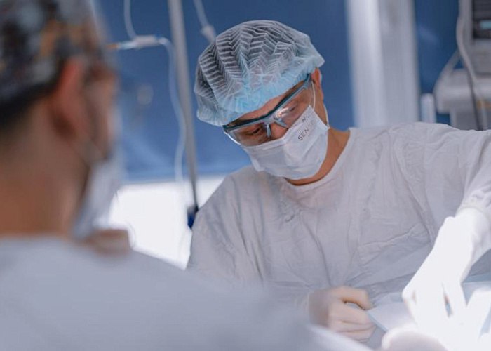 Пациентку с проросшей в кость опухолью спасли онкологи в Челябинске Хирурги из Челябинского областного клинического центра онкологии и ядерной медицины впервые успешно удалили 72 летней пациентке из Магнитогорска злокачественную опухоль голени проросшую в большеберцовую кость Ранее людей с такими диагнозами оперировали лишь в медцентрах Москвы и Санкт Петербурга Со странной четырехсантиметровой опухолью на ноге магнитогорская пенсионерка изначально обратилась к травматологу Но тот направил ее на прием к онкологу Там выяснилось что опухоль злокачественная Более того она успела прорости в большеберцовую кость Врачи приняли решение о хирургическом удалении образования Подобные операции требуют высокого мастерства хирурга Помимо удаления самой опухоли медикам также предстояло убрать часть кости а потом восстановить ее Чтобы пациентка смогла ходить на это место поставили заплатку из взятой в нижней части таза кости Подписаться на vecherchel Поддержать Читать в Мах