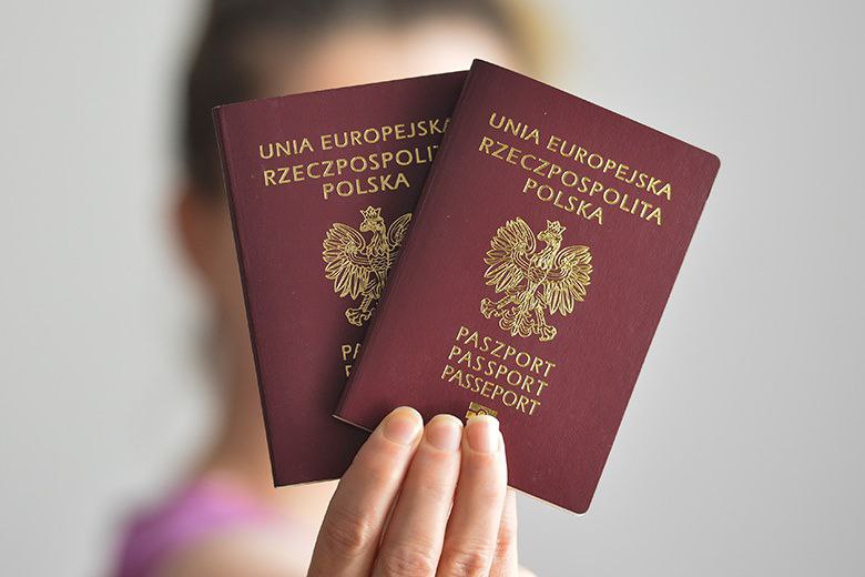 Не жена ты мне боле Теперь в Польше жена и муж юридически будут именоваться первый супруг и второй супруг Такие изменения в документах о гражданском состоянии поляков будут сделаны в ответ на решение Суда Европейского союза обязывающее государства члены признавать однополые браки законно заключенные в других странах ЕС Пока в существующих шаблонах документов используются термины женщина и мужчина что делает невозможным корректное оформление однополых браков Проект нового документа вводит гендерно нейтральные термины такие как первый супруг и второй супруг обновляет поля данных о родителях и корректирует положения касающиеся фамилий супругов в записях и свидетельствах  Но смешнее всего а может и грустнее что невыполнение этого решения затруднит поездки и свободное передвижение поляков по Европейскому союзу