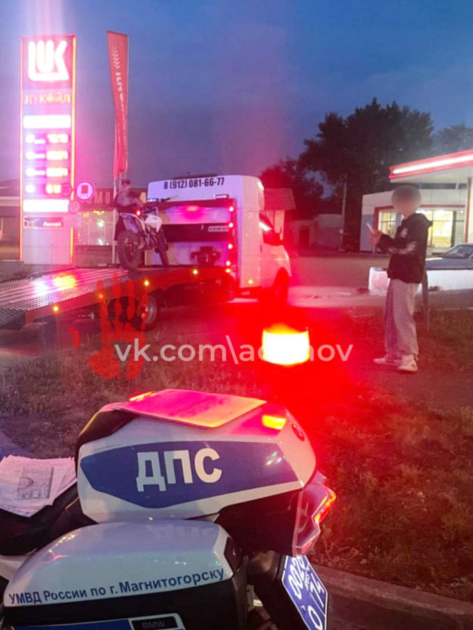 Юного бесправника на мотоцикле поймали в Магнитогорске В этот момент полицейские проводили оперативно-профилактическое мероприятие "Подросток". По данным Госавтоинспекции города, рассекал 16-летний мотоциклист на улице Магнитной. Прав на управление мототранспортом у юноши не было. Это потянуло на составление административного протокола. Его составили в присутствии законного представителя подростка. Родителя пришлось вызывать на место, где тормознули мальчика.