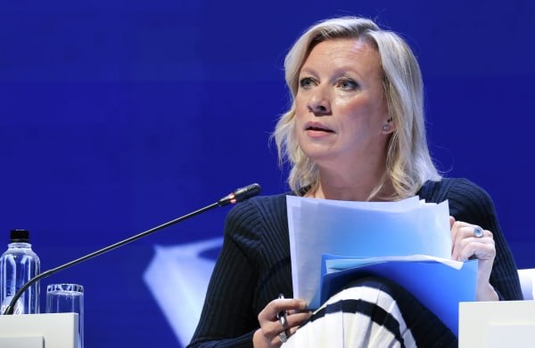 Захарова Россия учитывает милитаризацию Европы в военном планировании Москва со всей серьёзностью относится к этой тенденции отметила официальный представитель МИДа Мы внимательно отслеживаем практически все шаги ЕС и НАТО направленные на форсированную милитаризацию европейских стран наращивание их военного потенциала в том числе у российских границ размещение ударных систем масштабные учения откровенно провокационного характера а также накачивание оружием киевского режима который используется как инструмент заявила Мария Захарова на брифинге Подписаться на Говорит Москва Telegram VK MAX