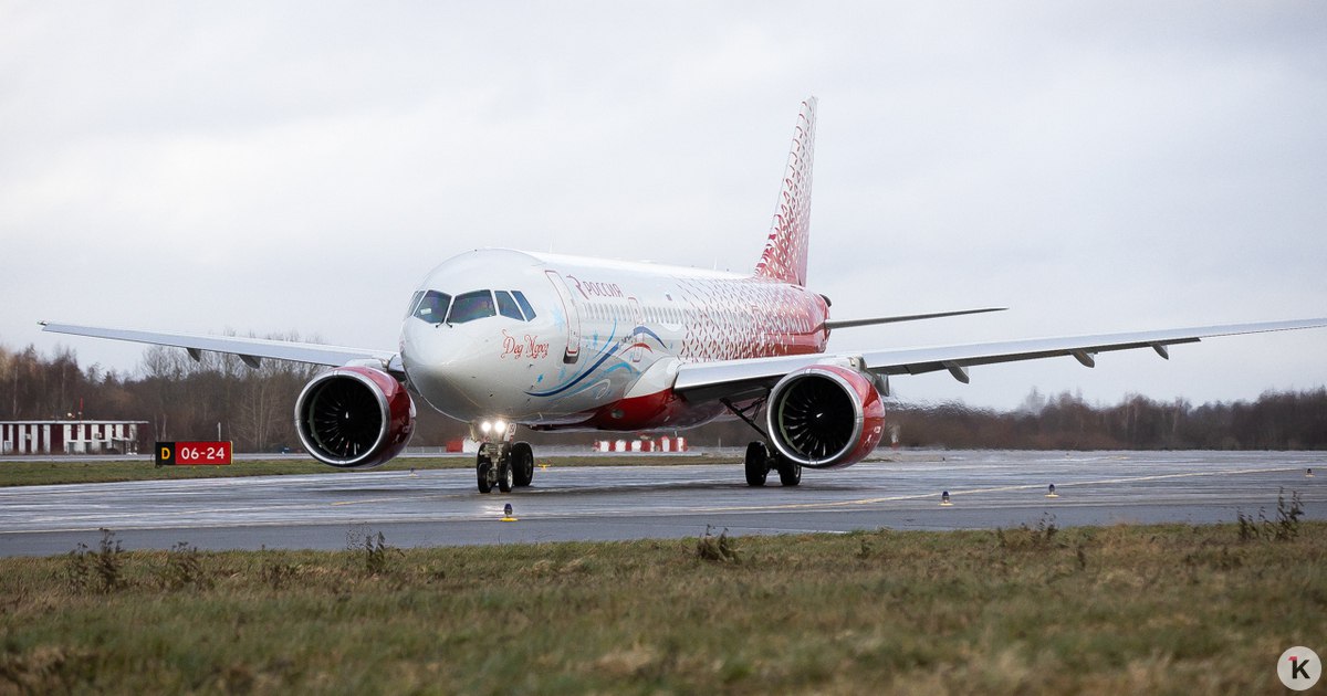 Российские туристы не могут вылететь со Шри Ланки люди массово обращаются в посольство На Шри Ланке российские туристы стали массово обращаться в посольство РФ потому что они не могут вылететь с острова из за переносов рейсов авиакомпании Red Wings Об этом сообщает российское дипломатическое представительство в своём телеграм канале За последние два дня авиакомпания отменила два рейса которые должны были забрать российских туристов из Шри Ланки В этой связи просим россиян направляющихся в островное государство данной авиакомпанией учитывать фактор возможной задержки с обратным вылетом на родину отметили в посольстве