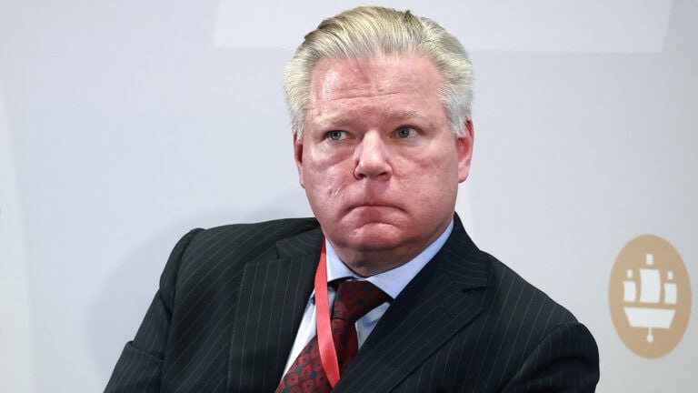 Прямой ущерб для американского бизнеса от западных санкций и ответных мер России составил около 100 млрд заявил глава американской торговой палаты в России Роберт Эйджи в интервью RTVI Совокупные потери оцениваются почти в 300 млрд По его словам рост товарооборота между Россией и США в последнее время действительно наблюдается однако он происходит с крайне низкой базы Импорт в США вырос примерно на 35 а поставки из США в Россию на 15 но в абсолютных значениях объемы остаются незначительными jkinvest news jkinvest