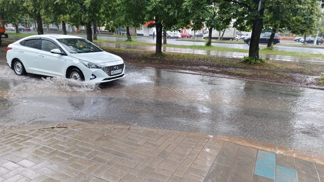 Уфимское небо готовит погодные сюрпризы Жителей Башкортостана ждет неспокойный пятничный день. Синоптики Башгидромета предупреждают о сложных погодных условиях на всей территории республики 21 июня. Небо затянут облака, которые прольются кратковременными дождями. Особую осторожность стоит проявлять в отдельных районах, где осадки могут достигнуть сильной интенсивности, сопровождаться грозами, а днем не исключен локальный град. Ветер добавит дискомфорта: юго-западный, 5-10 метров в секунду, местами его порывы усилятся до 15-20 м/с. Температурный фон будет прохладным для лета: ночью столбики термометров опустятся до +9°C…+14°C, днем воздух прогреется лишь до +14°C…+19°C. Автомобилистам необходимо быть предельно внимательными: на отдельных участках дорог видимость может резко ухудшиться до 500-1000 метров из-за сильного дождя, а ночью и утром — из-за тумана.
