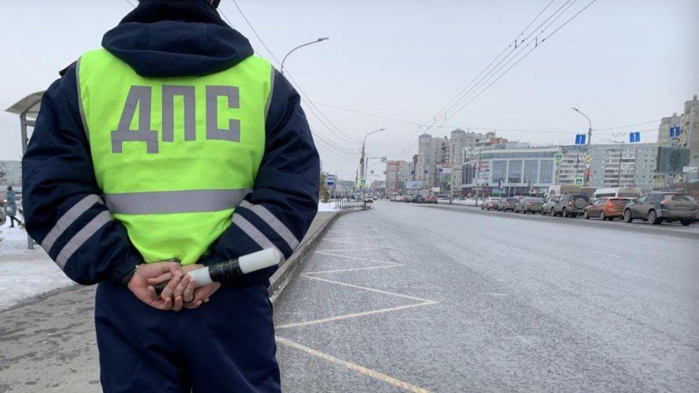 Омских водителей начали штрафовать «тайные» госавтоинспекторы  Начальник отдела пропаганды безопасности дорожного движения Госавтоинспекции УМВД России по Омской области Наталья Бобылева рассказала, что при надзоре за дорожным движением полицейские могут передвигаться на автомобилях без специальных цветографических схем и надписи «ДПС». Они снимают на видео выявленные нарушения и передают их для дальнейшей проверки. На прошедшей неделе такие рейды в регионе проводились дважды. Сотрудники Госавтоинспекции привлекли к административной ответственности 15 автолюбителей в Омске и еще 9 — на загородных автодорогах.  «Главным мотивом в этом должна быть не боязнь неотвратимости наказания, а чувство ответственности за свою жизнь и жизнь окружающих вас людей. Нарушение ПДД — причина автоаварий, в том числе с летальными последствиями», — заявили в ведомстве.  Подписаться   Прислать новость