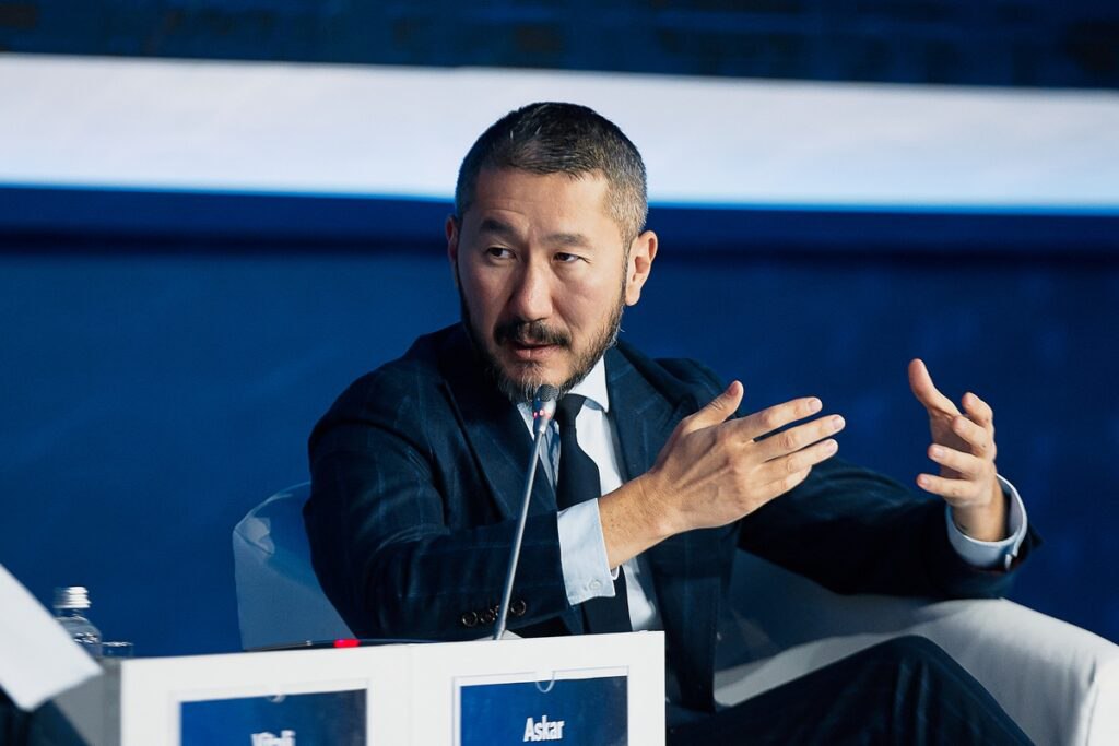 Холдинг ABR проведет размещение облигаций на 2 млрд тенге на KASE 21 ноября состоится дебютное размещение облигаций ТОО AB Restaurants на Казахстанской фондовой бирже Организатором торгов выступает Teniz Capital Investment Banking Ведущий ресторанный холдинг страны планирует выпустить эксклюзивные двухлетние облигации на 2 млрд тенге с доходностью к погашению 21 75 и ежеквартальной выплатой купонов Эксклюзивность размещения на KASE подразумевает что круг инвесторов которые смогут быть держателями облигаций AB Restaurants ограничен до 50 участников Инвестбанк уже начал прием заявок Подробнее на сайте