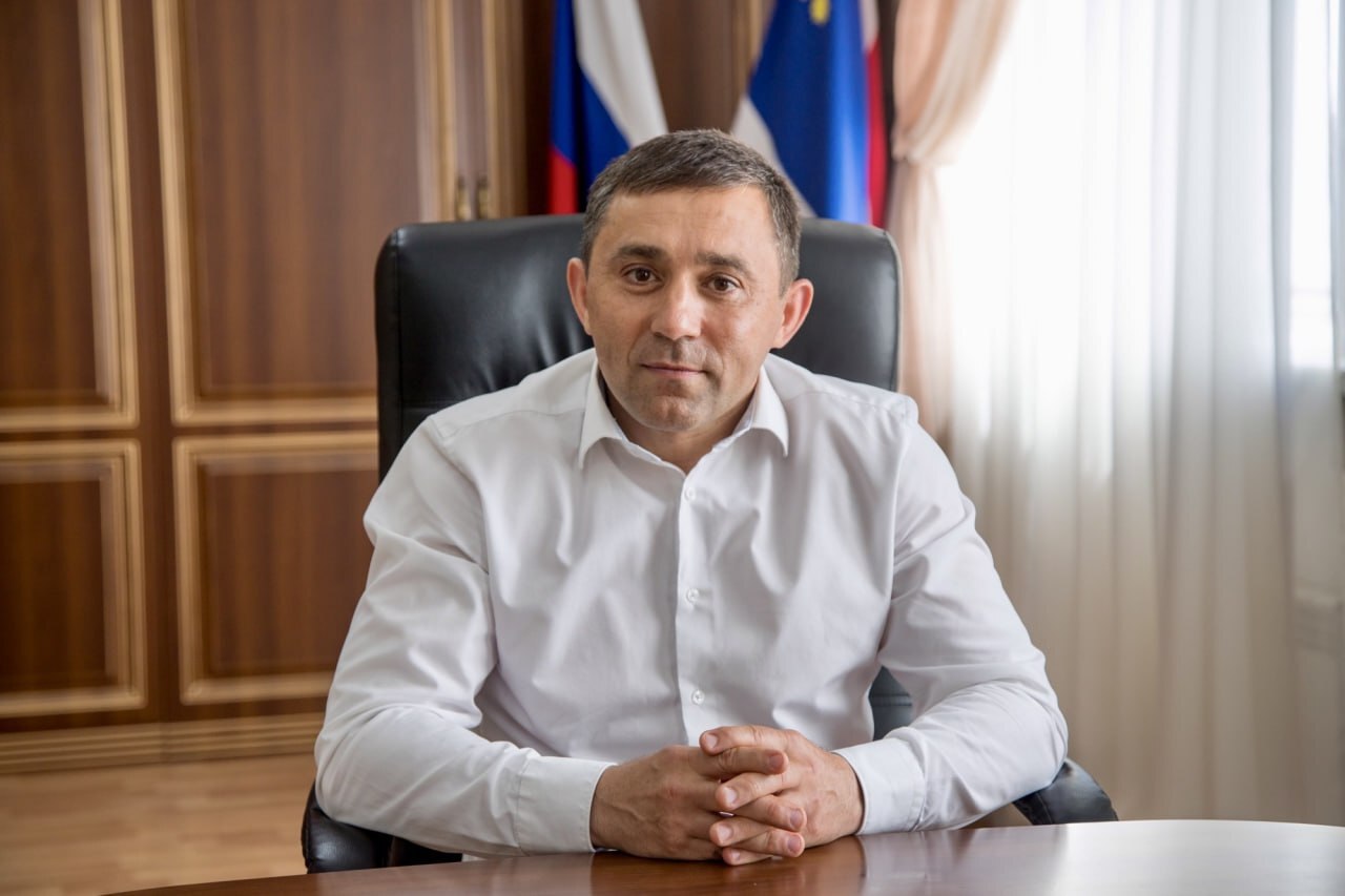Приамурье стало первым регионом, где кандидата на должность мэра выдвинула ВАРМСУ  Всероссийская ассоциация развития местного самоуправления предложила избрать на второй срок главой Благовещенска Олега Имамеева  /35812.   «В регионах главы административных центров находятся в команде губернаторов, являясь своего рода их „правой рукой“ по вопросам городского хозяйства. Поэтому важно, чтобы на позиции градоначальников приходили высококвалифицированные специалисты — от них зависит качество жизни жителей, доверие к власти», — прокомментировала сопредседатель ВАРМСУ, член Совета при Президенте РФ по развитию местного самоуправления Ирина Гусева.  Это первый пример применения ФЗ «Об общих принципах организации местного самоуправления в единой системе публичной власти». Прием предложений по кандидатурам проводится до 4 августа. Мэра города избирает Благовещенская городская Дума в ходе тайного голосования. Срок полномочий градоначальника составляет пять лет.