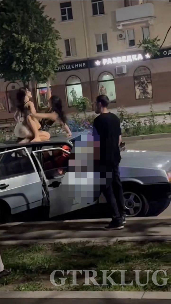 Полиция проведет проверку широко обсуждаемого в соцсетях факта нарушения общественного порядка в центре Луганска Две девушки, хорошо отметив пятничный вечер, решили завершить его зажигательным танцем на крыше автомобиля. Но слишком переусердствовали, привлекая внимание аудитории Развратные танцы в ста метрах от Храма Умиление привлекли внимание публики, но только не так, как на это рассчитывали исполнительницы Жители возмутились подобным непристойным поведением. А правоохранители решили разобраться в данном инциденте Вести. Луганск Подписаться Прислать новость