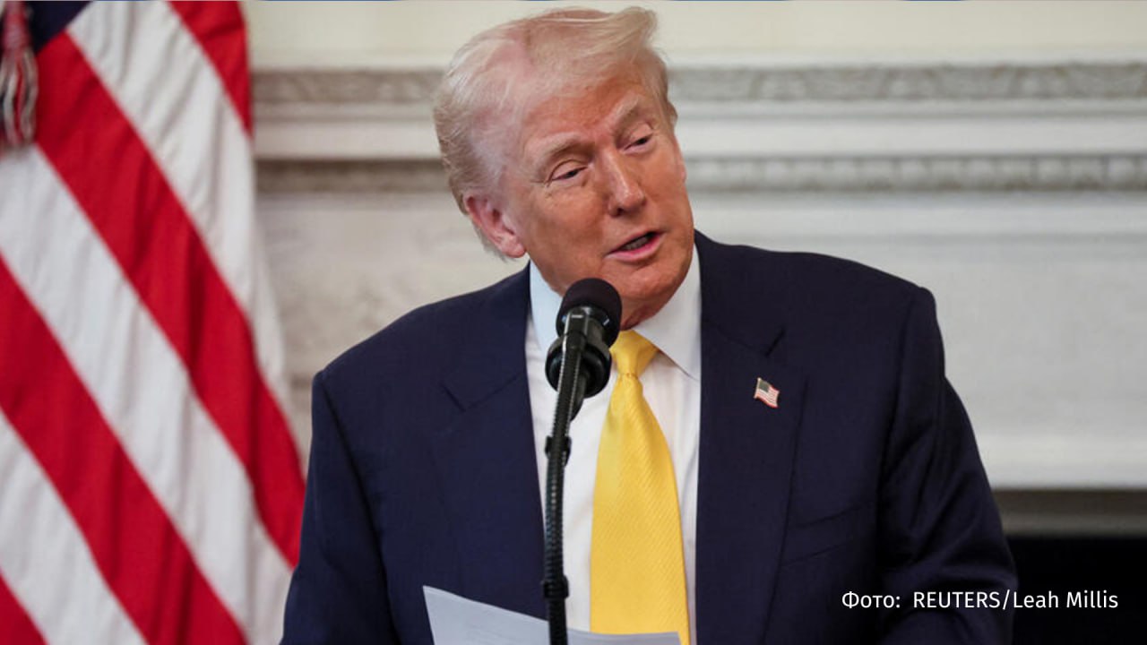 "Не думаю, что он играет в игры": Дональд Трамп заявил, что понимает действия Владимира Путина на Украине.  "Он [президент РФ] наносил удары, он продолжал наносить удары, <...> Я не думаю, что он играет в игры. Я всегда говорил, что он хотел получить все целиком. Я думал, ему нужно все, что связано с Украиной. Этого [конфликта] бы никогда не случилось, будь я президентом. <...> [Джо] Байден не должен был допустить, чтобы этот военный конфликт состоялся", — отметил американский лидер.  Трамп добавил, что раньше много говорил с Путиным об Украине — "она была для него зеницей ока". По его мнению, президент России совершил ошибку, однако ошибки были совершены и другими людьми, такими как экс-президент США Джо Байден.  Трамп подчеркнул, что готов ужесточить санкции, если не будет соглашения по Украине. Причем, санкции могут быть как в отношении России, так и Украины. Трамп отметил, что уже наметил для себя "крайний срок".  "Когда я увижу момент, когда мы заключим сделку? Если эта штука [украинский конфликт] не остановится, <...> это будет очень-очень тяжело. И это может касаться обеих стран. <...> Мы будем очень жесткими", — заявил президент США.       Отправить новость