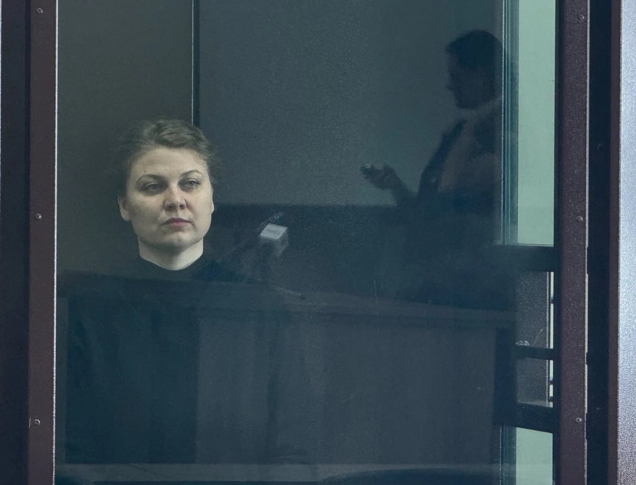Экс директору барнаульского Жилфонда Елене Авдюхиной сегодня вынесли приговор Бывшую главу агентства недвижимости приговорили к семи годам исправительной колонии общего режима и штрафу в 800 тыс рублей Напомним Елену Авдюхину обвинили в хищении более чем 121 млн рублей у жителей Алтайского края В списке пострадавших 31 человек Гособвинение запрашивало для нее девять лет лишения свободы со штрафом 800 тыс рублей Сторона защиты просила суд полностью оправдать женщину Сама Авдюхина вину не признала заявив что не считает себя мошенницей