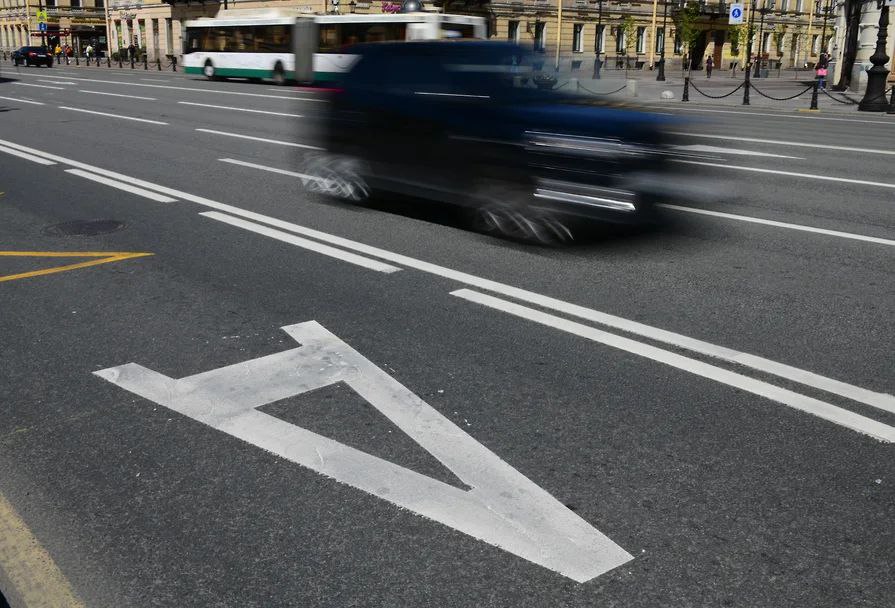 Выделенкам добавят движения регионы смогут пускать на маршрутные полосы дополнительный транспорт Правительство по данным Коммерсанта хочет разрешить регионам допускать на выделенные полосы туристические и другие виды автобусов обслуживающие массовые мероприятия Такая возможность появится в рамках одобренного Белым домом законопроекта Сегодня правом езды по выделенкам обладает транспорт перевозящий школьников и пассажиров городских маршрутов Участники туррынка идею поддерживают обращая внимание на то что для реализации закона нужен федеральный реестр туристических автобусов он позволит исключить оформление ошибочных штрафов с дорожных камер PROtransport