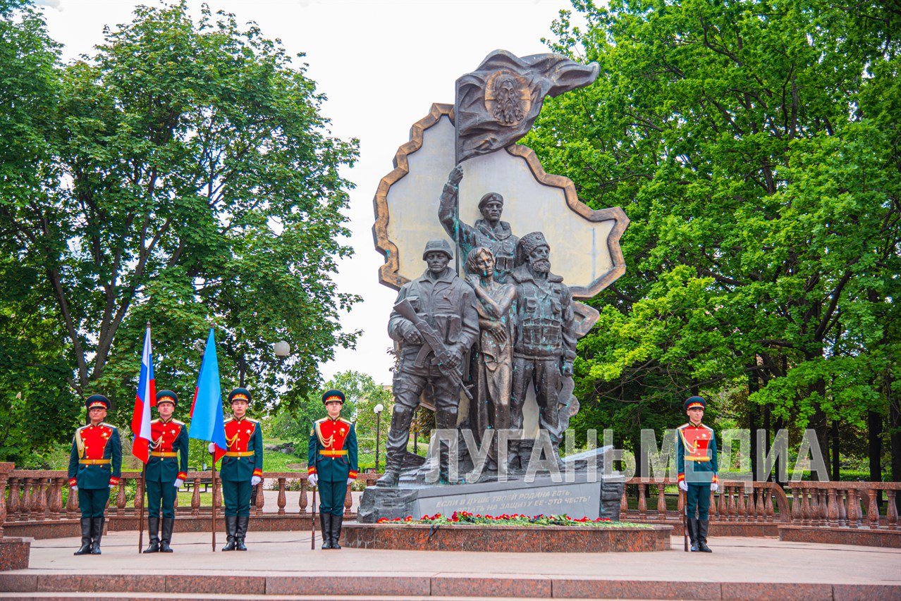 В День Республики руководство Луганска возложило цветы к памятным местам Врип главы Луганска Яна Пащенко, представители Народного совета ЛНР и Совета городского округа столицы, духовенство, общественные активисты и гости посетили мемориал «Незаживающая рана Донбасса», памятник «Они отстояли Родину» и памятный бюст первому руководителю республики Валерию Болотову. – Мы чтим память тех, кто отдал свои жизни за Луганскую Народную Республику, – подчеркнула Яна Пащенко. – Эти памятники установлены настоящим людям, которые своими поступками создавали новую историю нашего края. И мы благодарны им за проявленный героизм! Подробнее Вконтакте Одноклаcсники